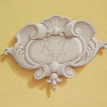 Arte sui Muri|stemma dipinto|cartiglio|facciate decorate|decorazione a La Spezia|facciata dipinta|